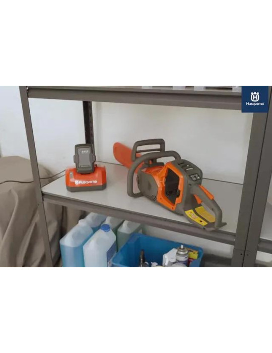Pilarka akumulatorowa Husqvarna 240i​ z akumulatorem i ładowarką